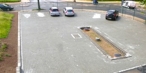 Stor parkeringsplads i Odense suger regnvand