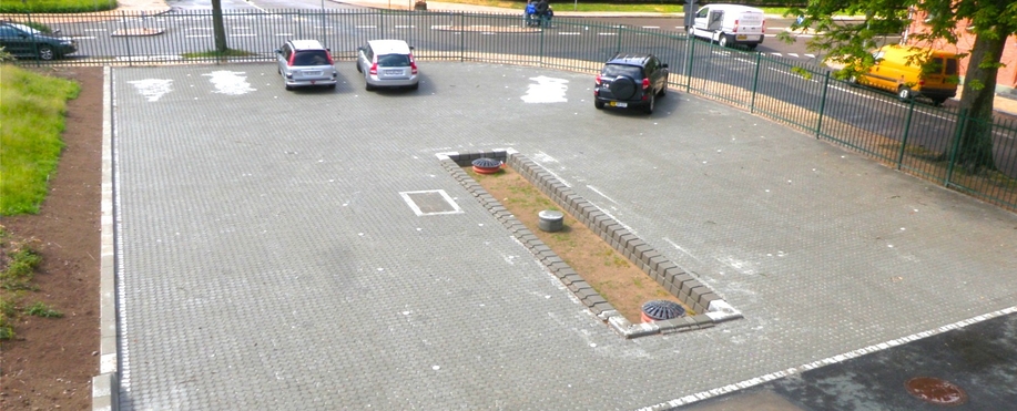 Stor parkeringsplads i Odense suger regnvand